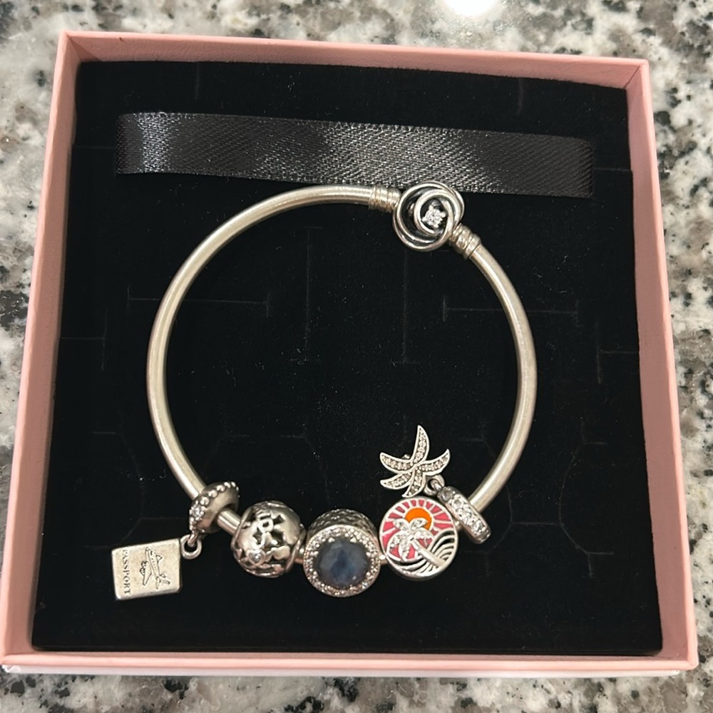 Pandora bracelet with 5 charms (4 travel themed)